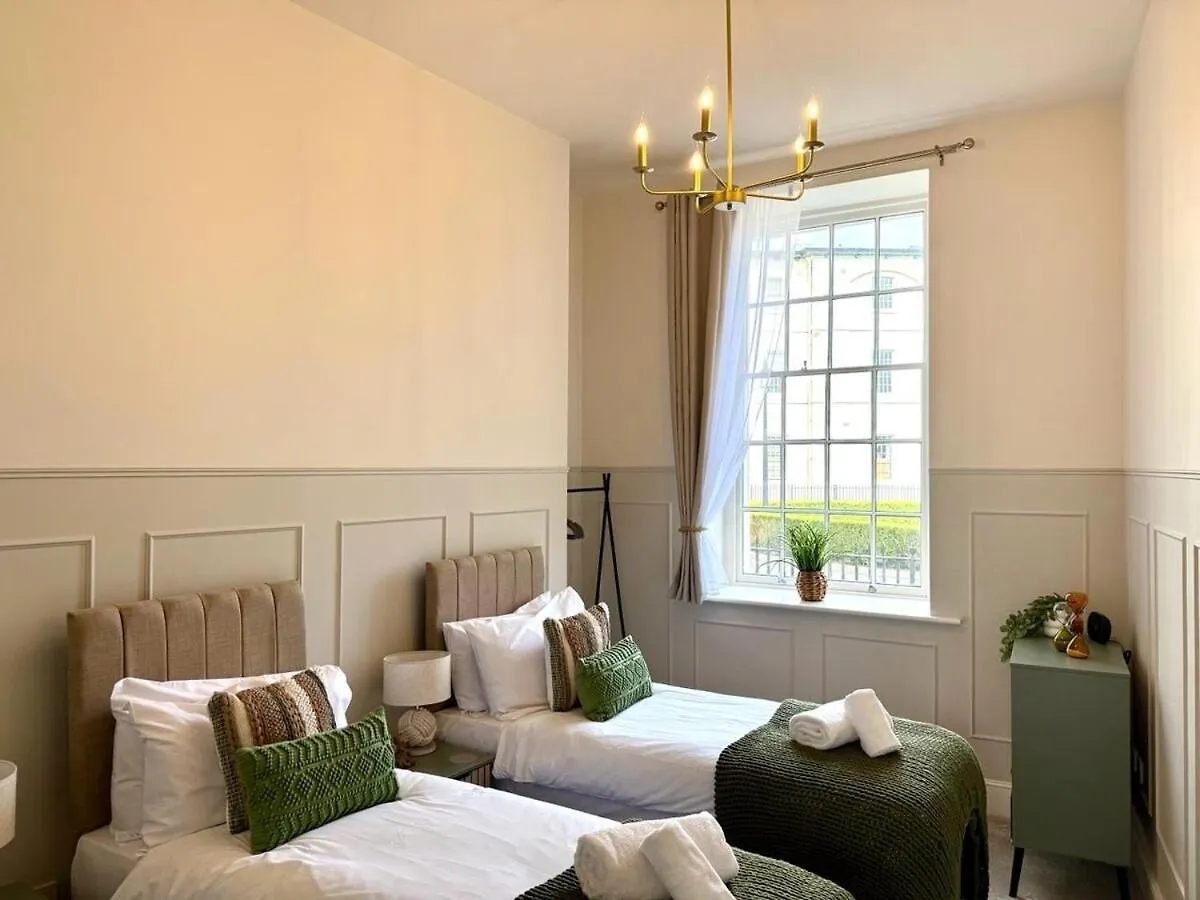 Apartment Near Hospital, 2Bd, 1Bath, Free Parking, Central Gloucester