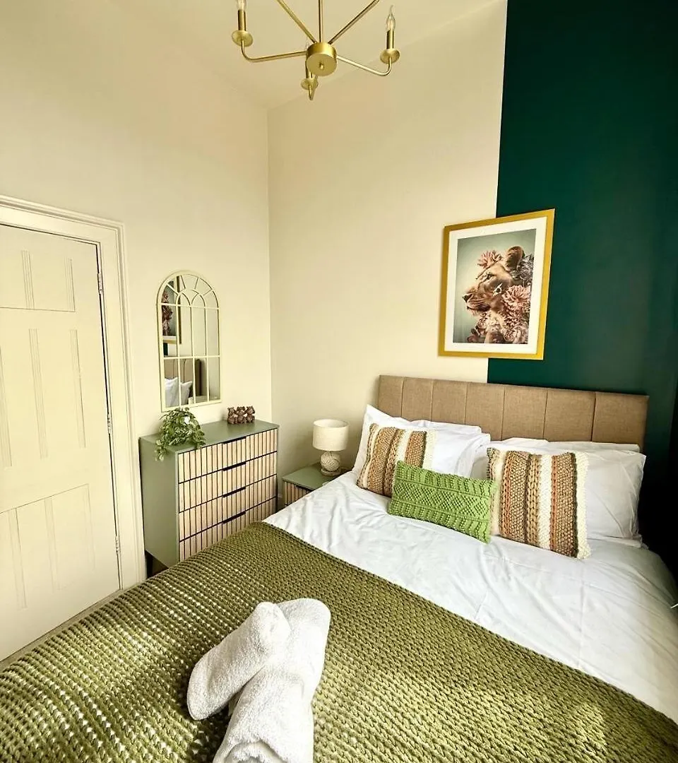 Near Hospital, 2Bd, 1Bath, Free Parking, Central Gloucester Apartment