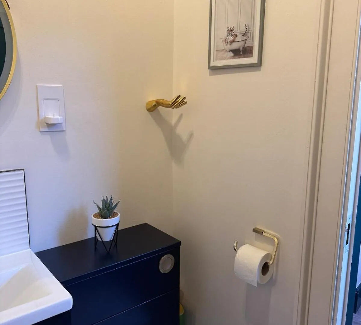 Apartment Near Hospital, 2Bd, 1Bath, Free Parking, Central Gloucester