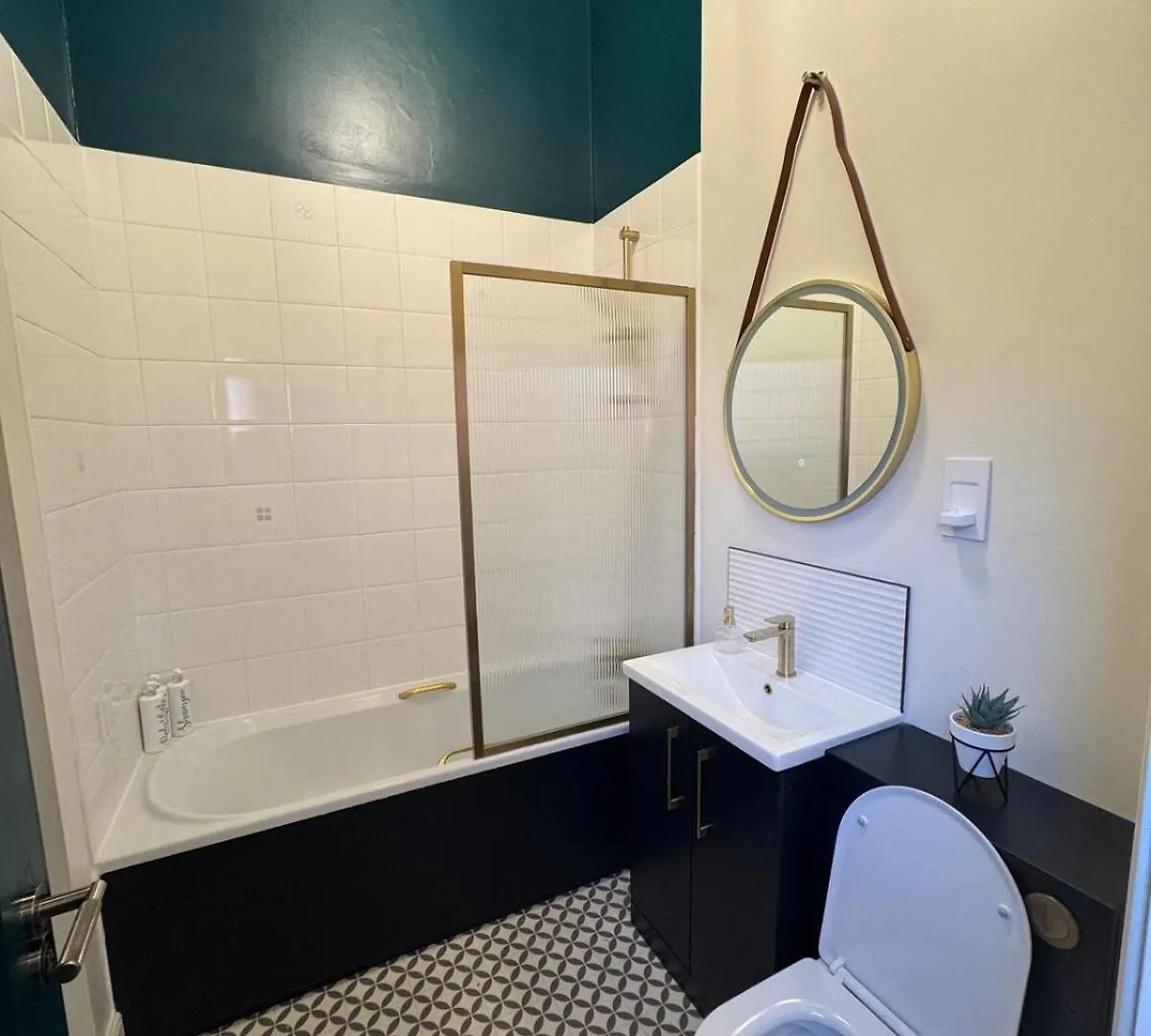 Near Hospital, 2Bd, 1Bath, Free Parking, Central Gloucester United Kingdom